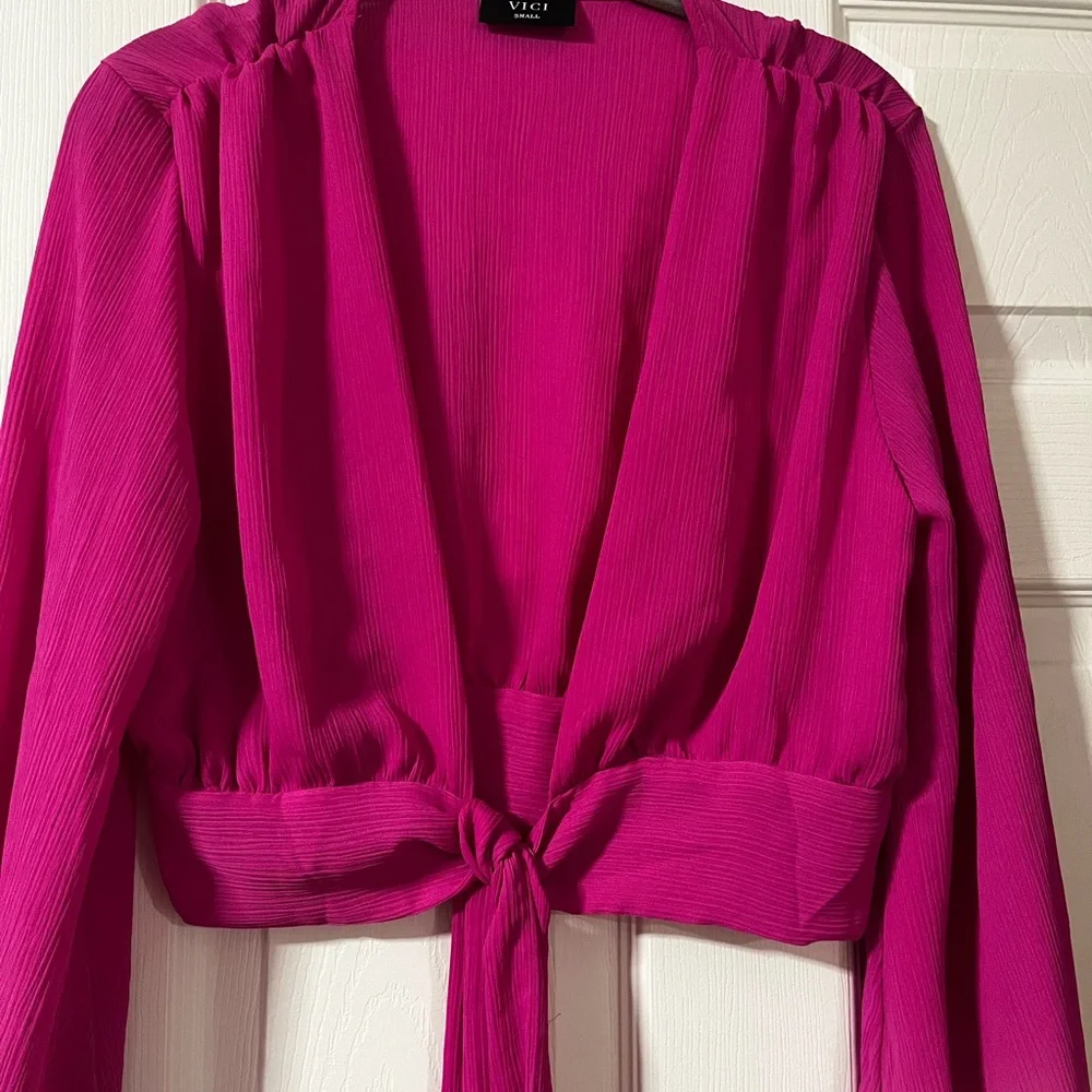 VICI VITTORIA TIE FRONT CROP BLOUSE - size small - Picture 5 of 9